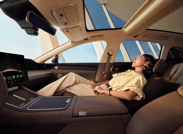 鸿蒙智行最美轿车驾到！享界S9开订2小时订单破3000台