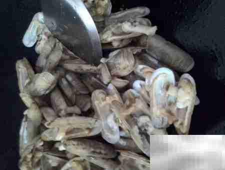 蒜末拇指蛤汤:鲜香开胃