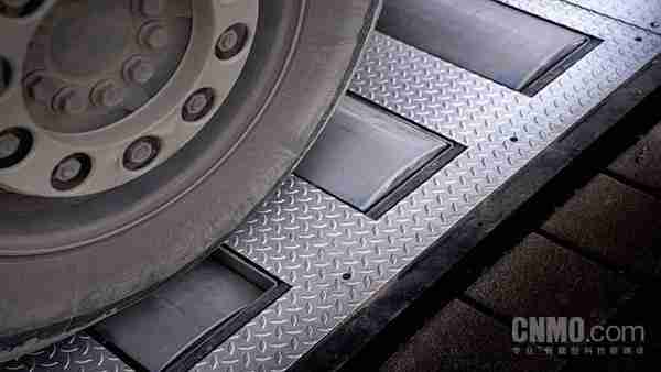 重卡碾过即发电：全球首个商业“道路发电厂”在德国启动