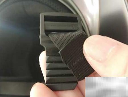 电动车头盔日字扣正确系法详解