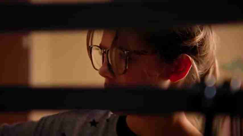 摆脱贫民窟!丑小鸭变天鹅:查莉的励志故事