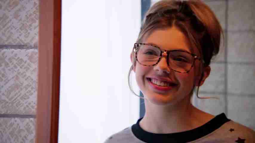 摆脱贫民窟!丑小鸭变天鹅:查莉的励志故事