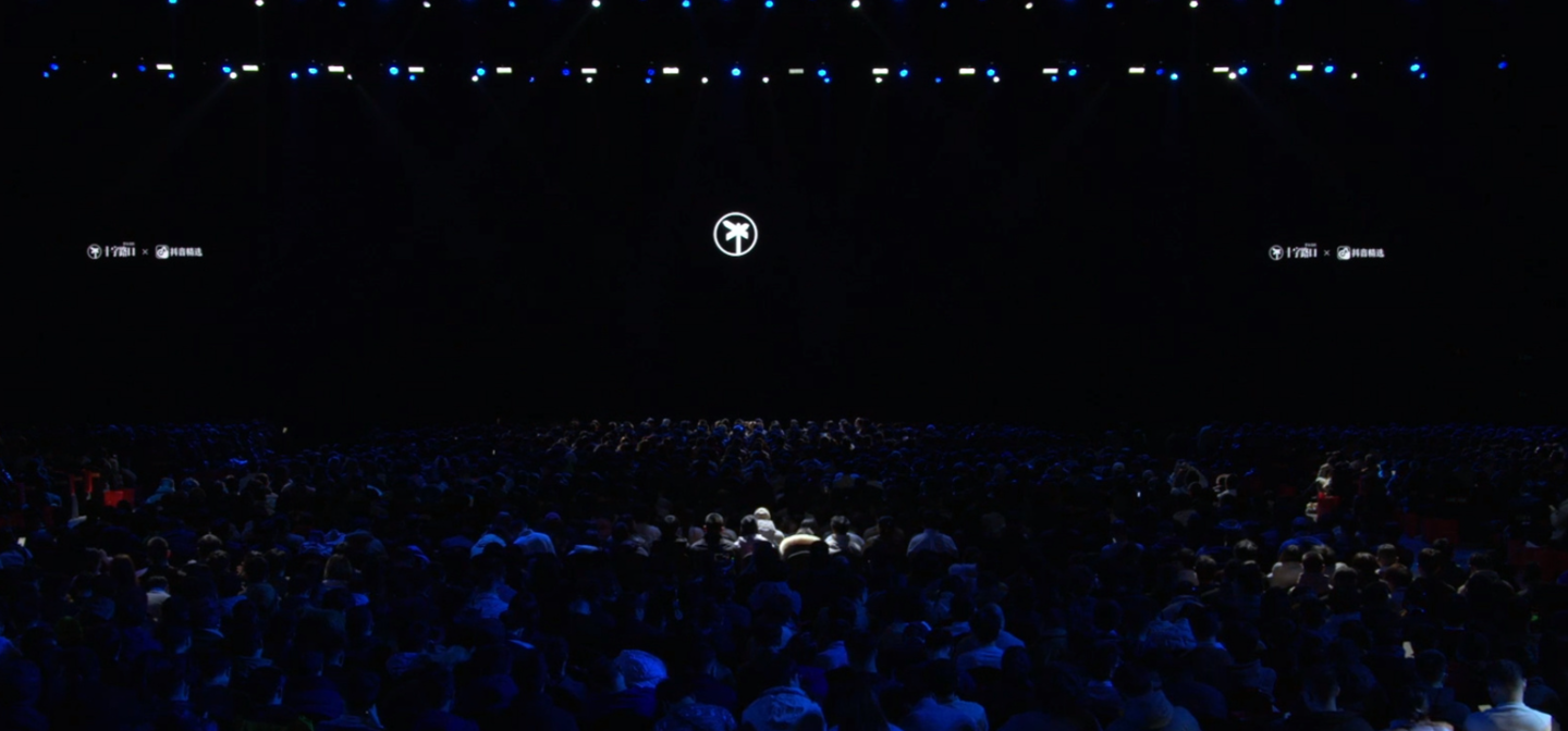 时隔 7 年再办“科技春晚”，罗永浩为延迟超 40 分钟开场致歉