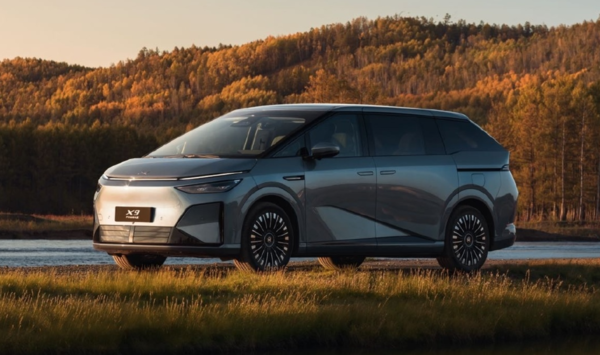 小鹏汽车获香港ESG双项大奖 标识同步亮相时代广场