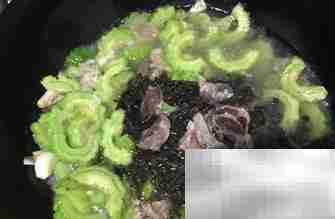 紫苏苦瓜焖肉做法