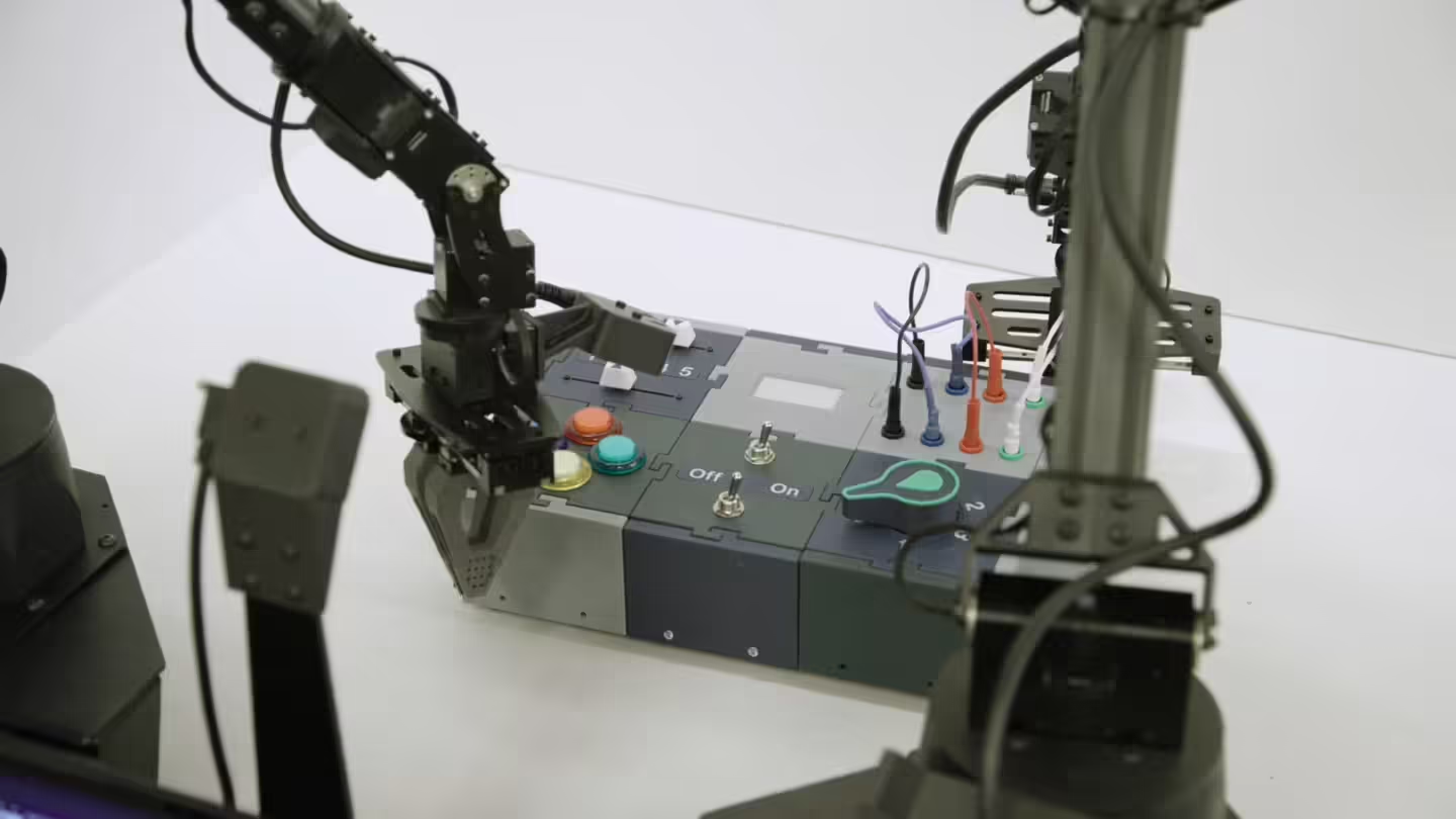 微软发布 Rho-alpha 模型，机器人可通过语言指令执行复杂任务