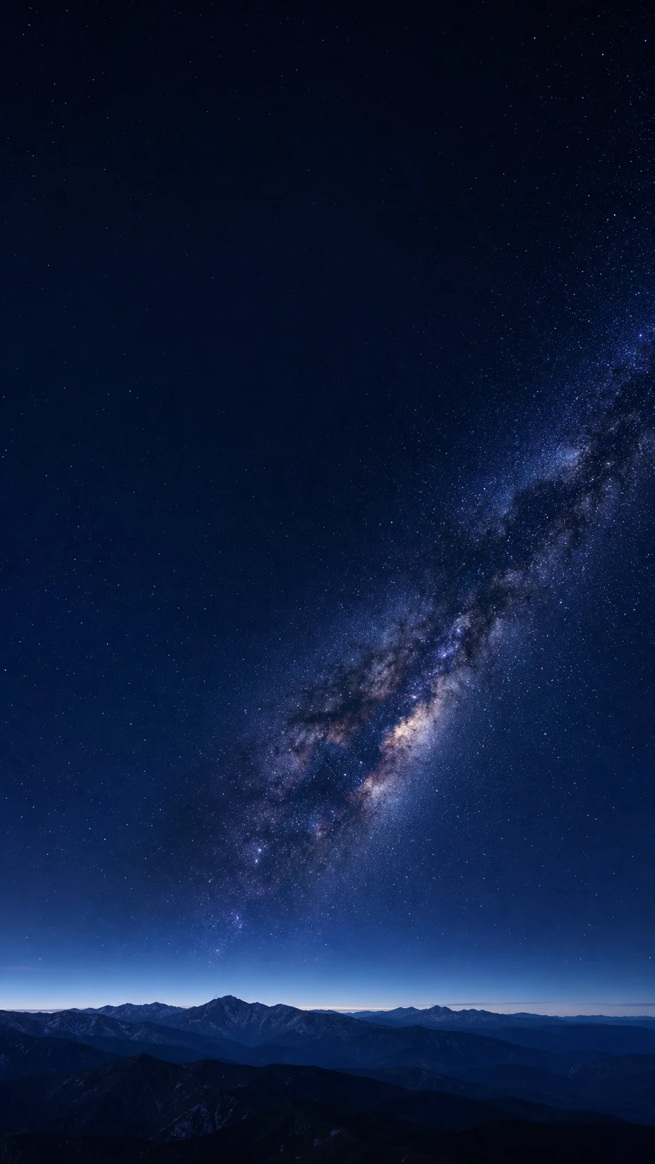 深蓝夜航星河手机锁屏壁纸,银河斜向穿过画面,顶部保留干净留白