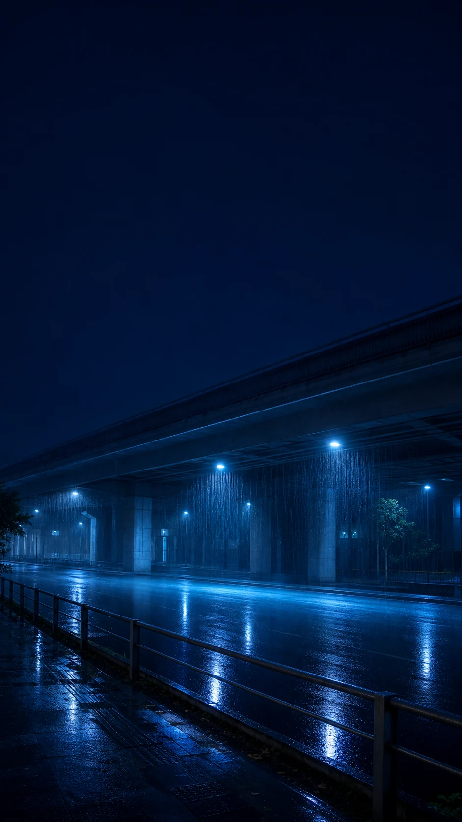高架桥下冷蓝雨幕手机锁屏主壁纸，上方保留时间区留白