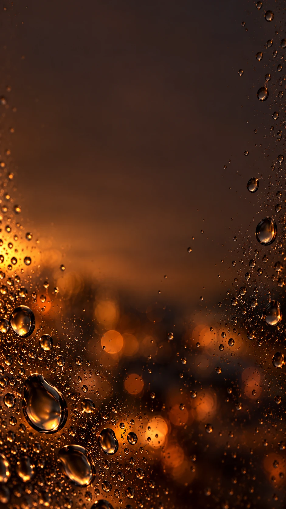 深焦糖暮色背景与侧边透明雨滴的竖版壁纸