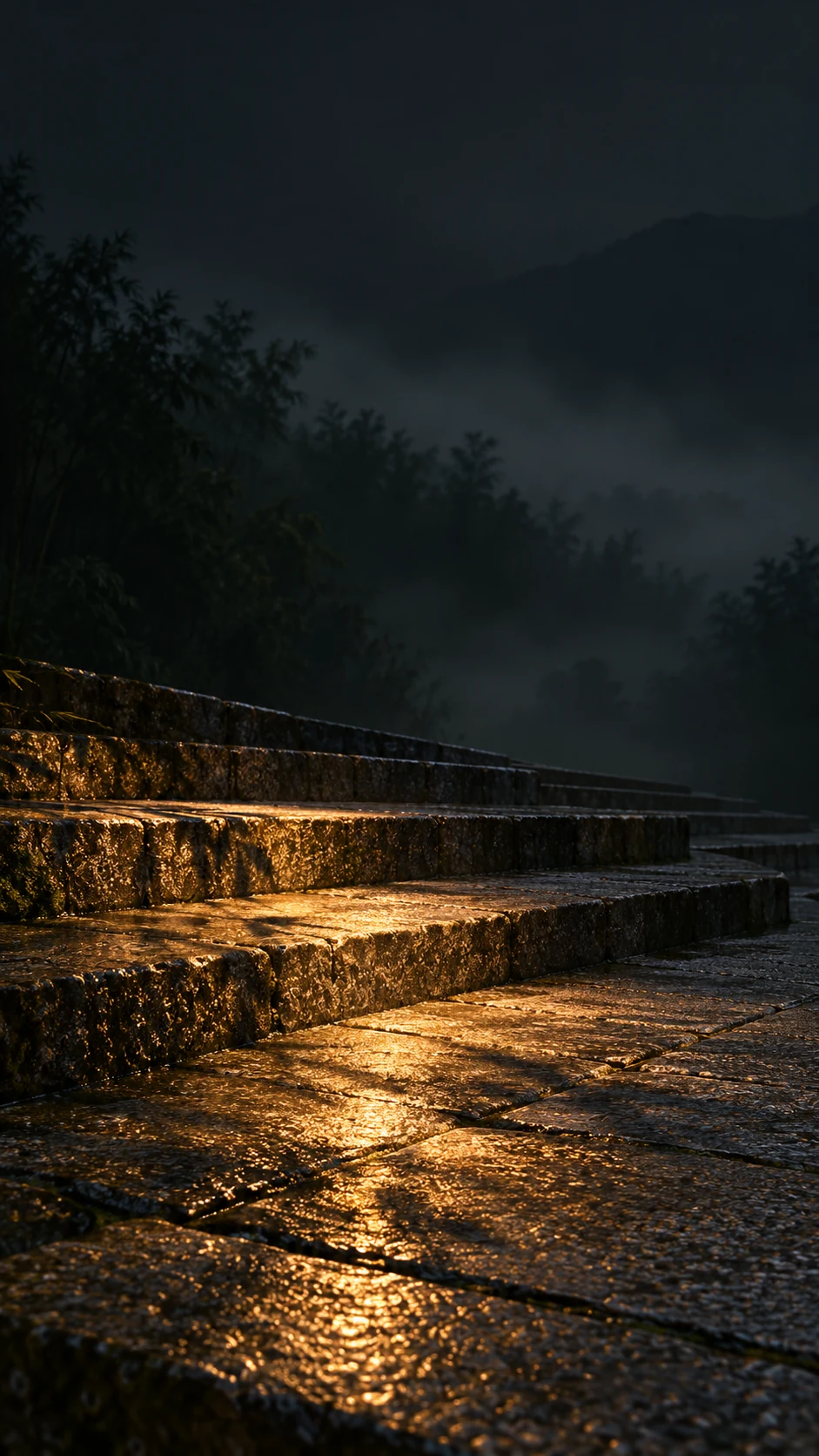 暖琥珀侧光照着雨夜青石台阶和疏朗竹影,深墨绿暗部留白的9比16手机壁纸